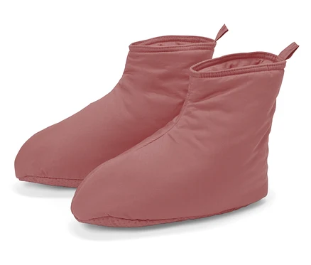 Deux chaussons roses sur fond blanc.