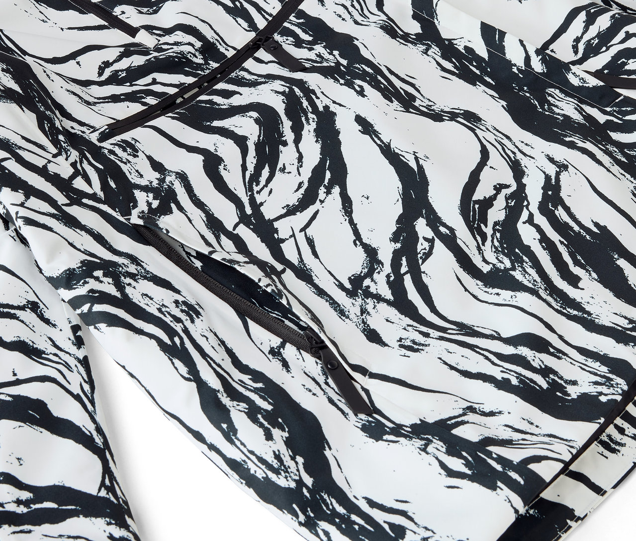 Gros plan sur un pyjama blanc avec un motif abstrait noir et une bordure.