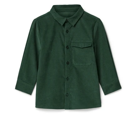 Une chemise verte en velours côtelé est posée sur un fond blanc.