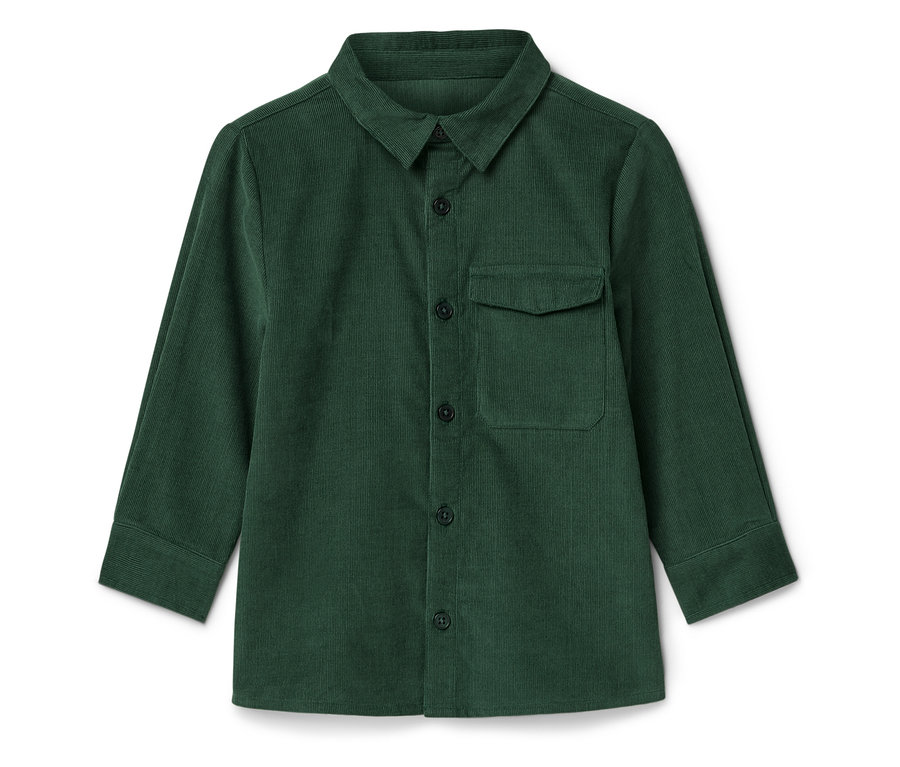 Une chemise verte en velours côtelé est posée sur un fond blanc.