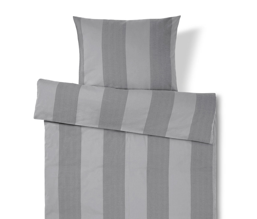 Linge de lit rayé gris et blanc avec un oreiller sur le dessus.