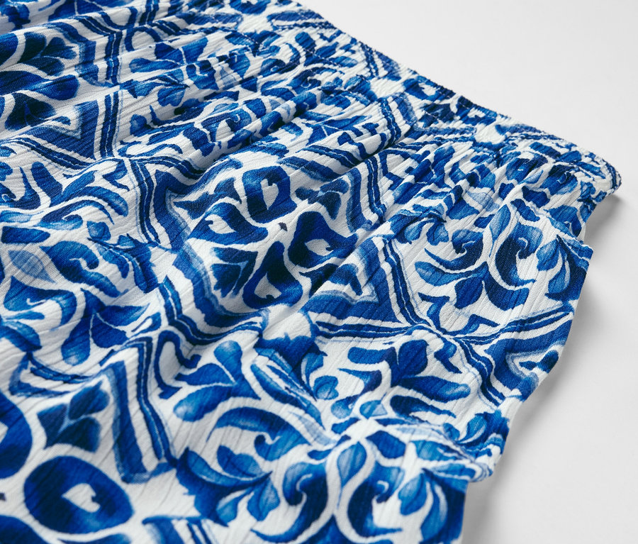 Gros plan d'une jupe tissée imprimée.