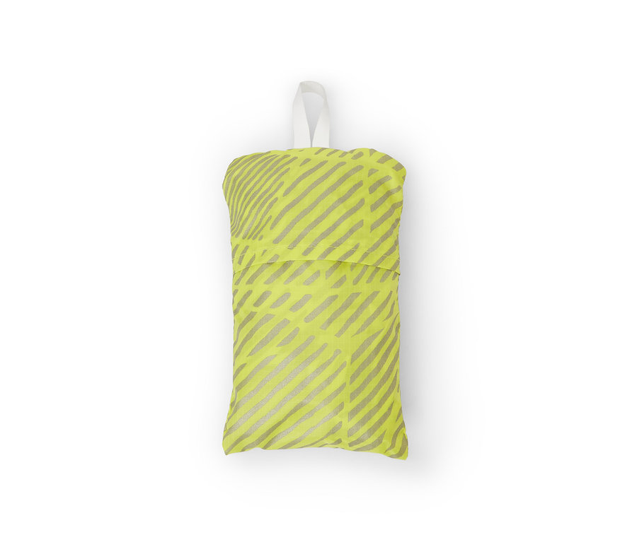 Housse de protection pour sac à dos pliée jaune avec des rayures argentées et une boucle blanche.
