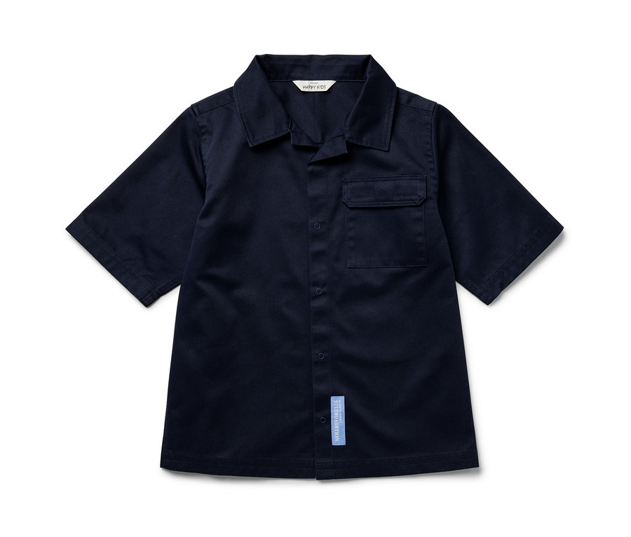 Chemise pour enfant bleu marine à manches courtes avec boutons et poche poitrine.