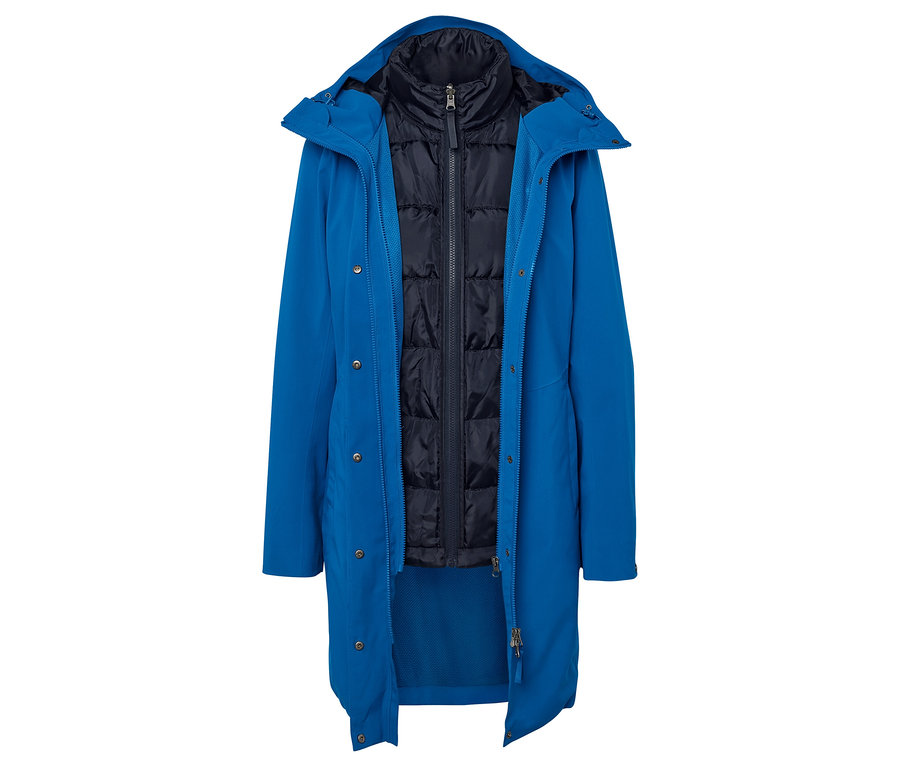 Manteau bleu avec gilet noir.