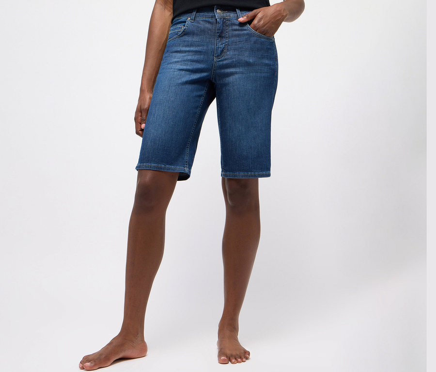 Une personne porte un jean «
Bermuda Turn-Up
» Angels, coupe droite, bleu moyen.