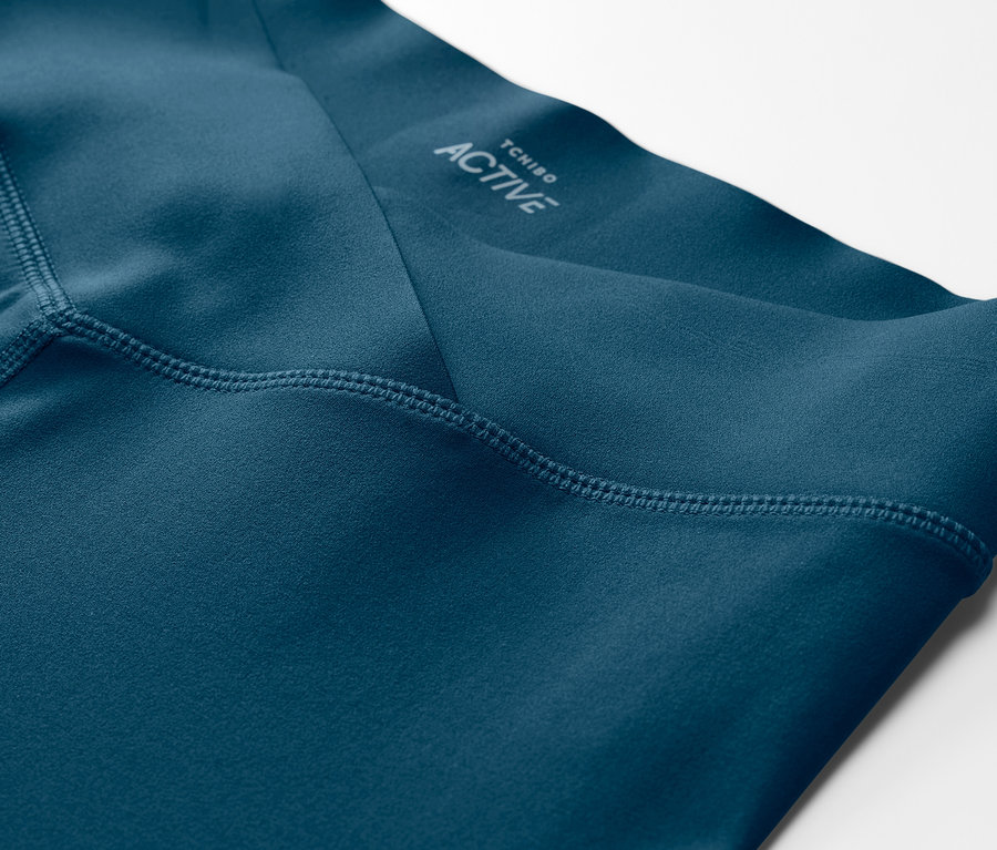 Gros plan sur un collant de sport 7/8 bleu marine.