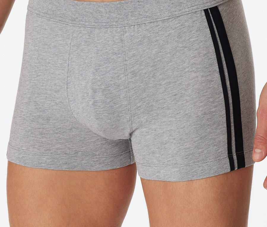 Un homme porte un des 3 shorts SCHIESSER, gris chiné.