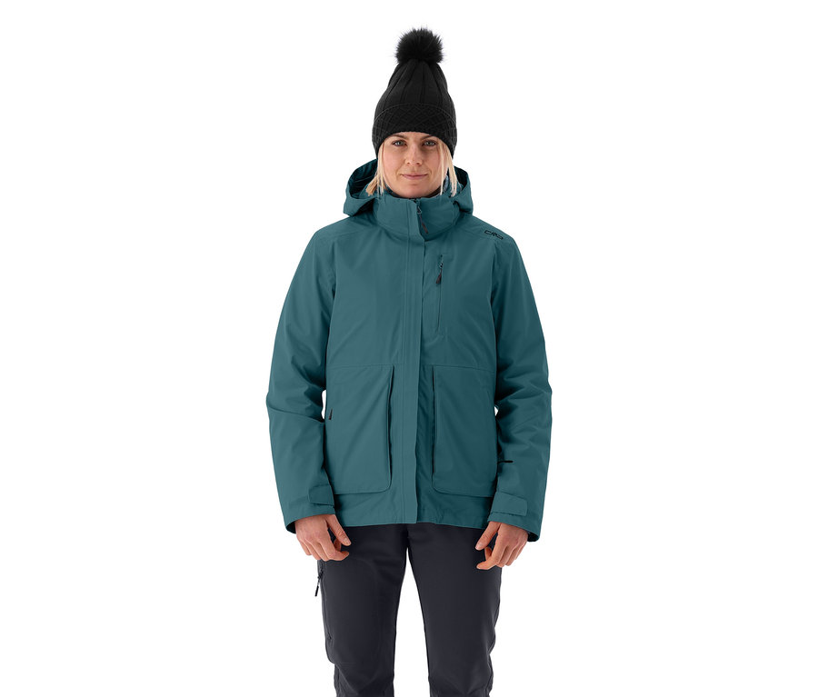 Femme portant une veste multifonctionnelle CMP et un bonnet noir.