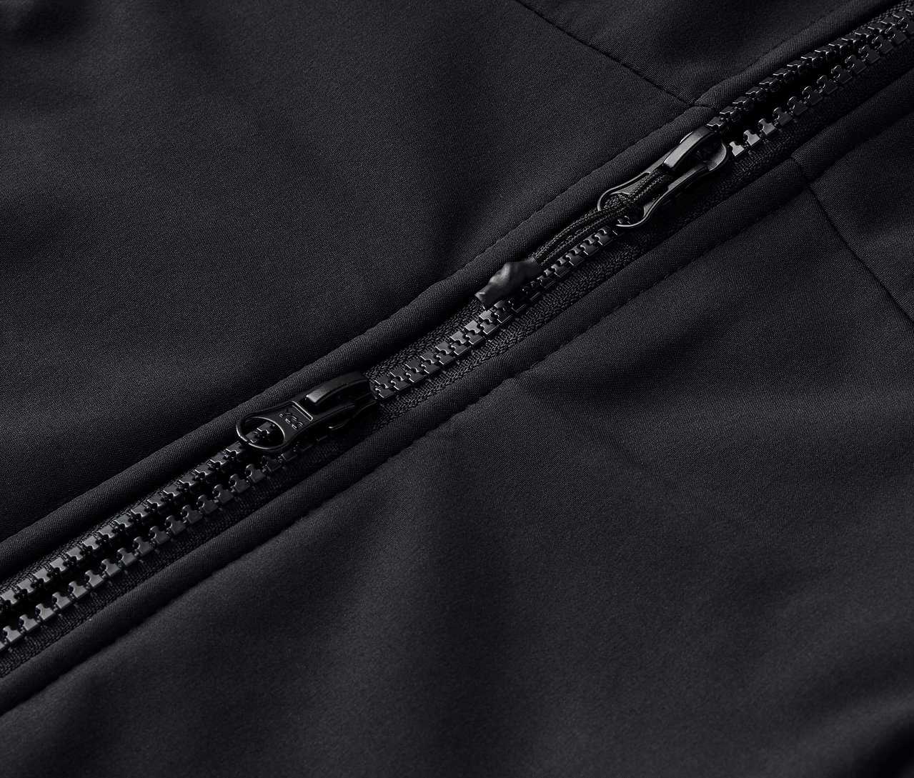 Gros plan d'une fermeture éclair noire sur un vêtement.