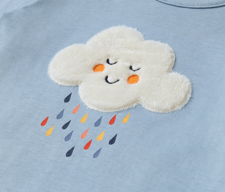 T-shirt bleu clair avec un nuage blanc cousu avec des gouttes de pluie colorées.