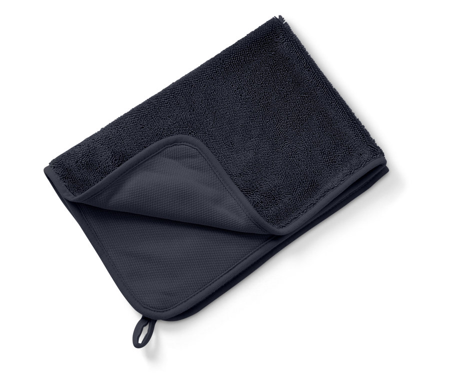 Gros plan d'une serviette bleu marine pliée sur un fond blanc.