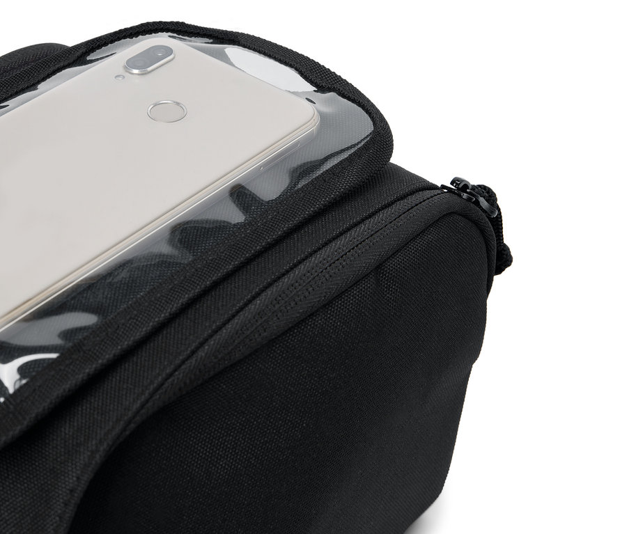 Un smartphone argenté repose dans une poche transparente sur un sac noir.