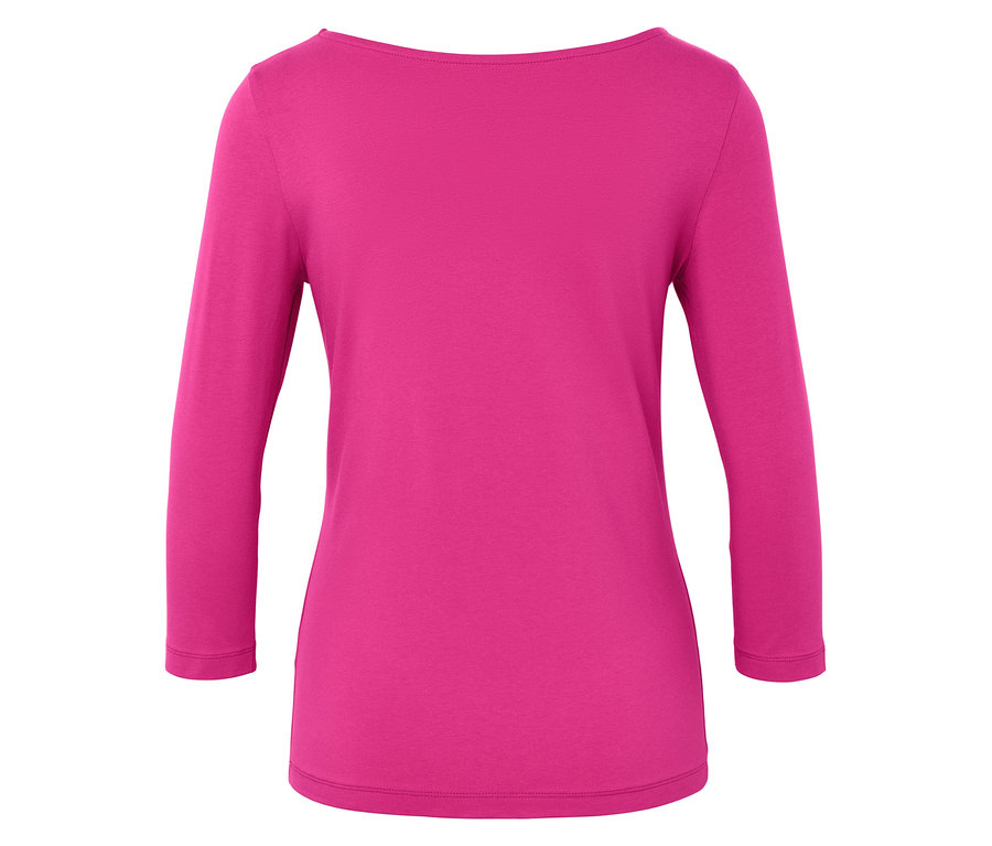 Vue détaillée de l'arrière d'un t-shirt rose à manches trois-quarts et encolure arrondie.