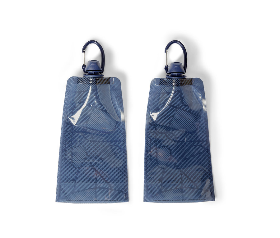 Deux gourdes bleues.