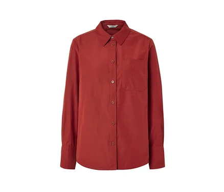 Une blouse d’extérieur rouge à manches longues avec une poche de poitrine.