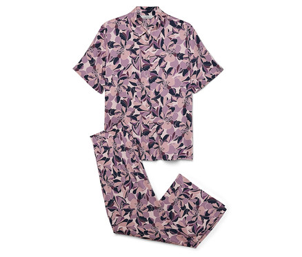 Pyjama violet à manches courtes avec motif floral.
