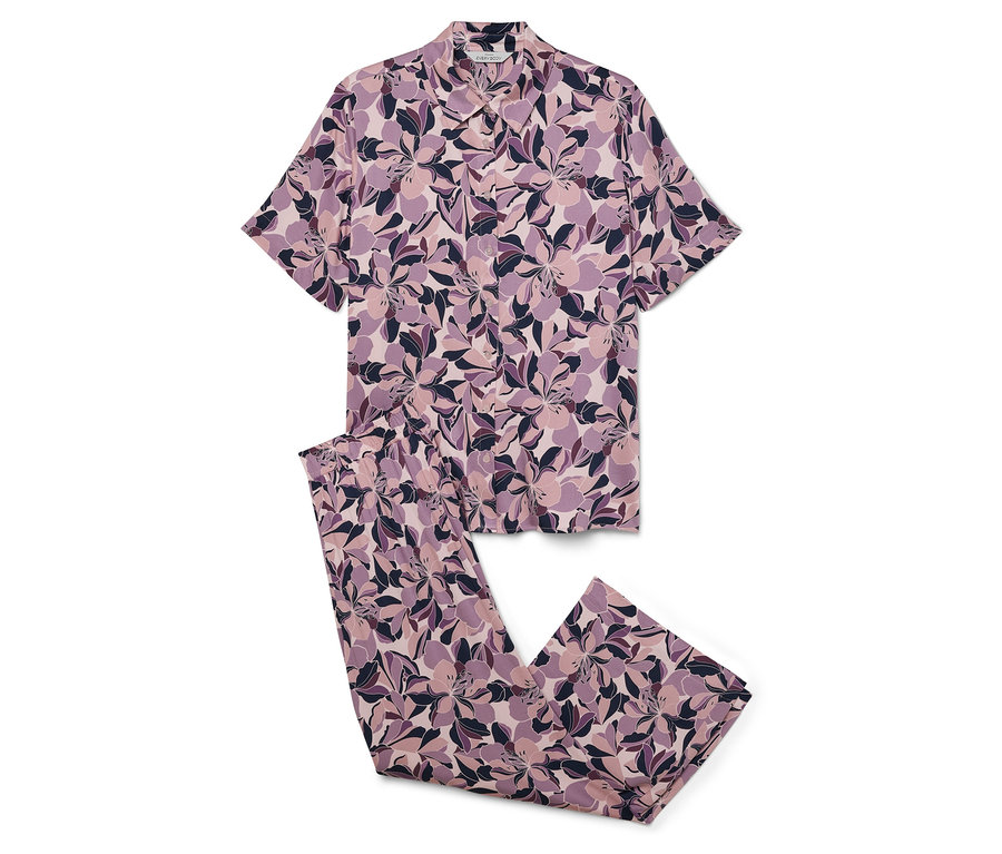 Pyjama violet à manches courtes avec motif floral.