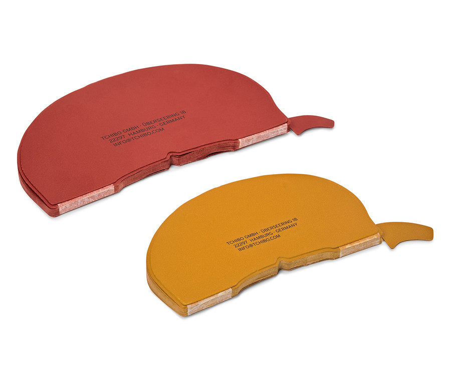 Deux sous-verres : un rouge et un jaune.