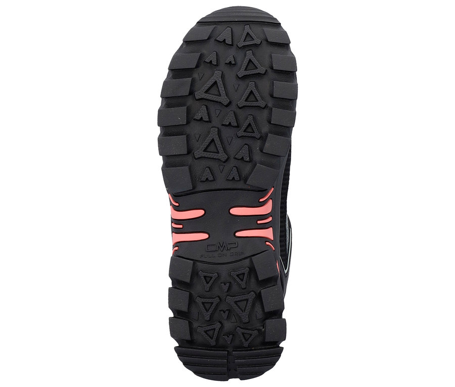 Semelle d'une chaussure de randonnée noire avec des accents orange et une semelle à crampons.