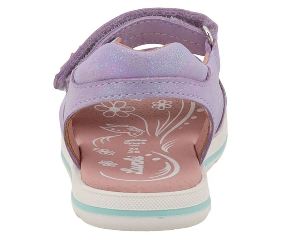 Vue arrière d'une sandale pour fille LURCHI « Carin » de couleur lilas. La sandale présente une tige violette chatoyante, une semelle intérieure rose avec des motifs floraux blancs et une semelle blanche avec une bande bleu clair.