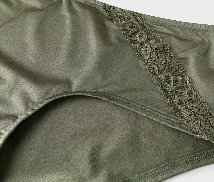 Gros plan d'une culotte vert olive avec de la dentelle sur le côté.