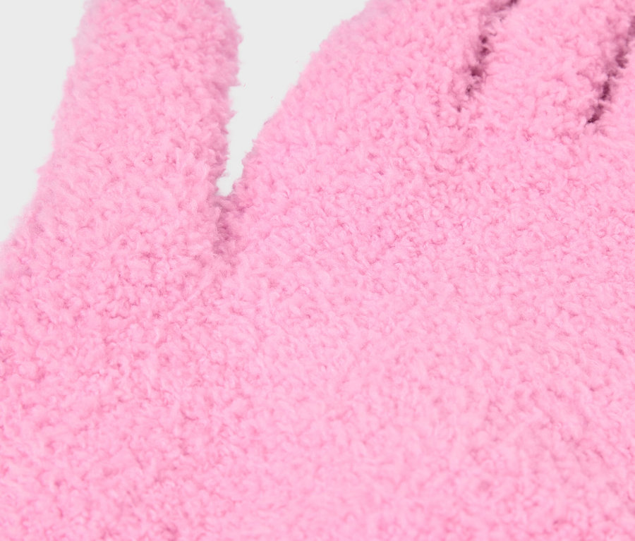 Gros plan sur un gant rose à la texture duveteuse.
