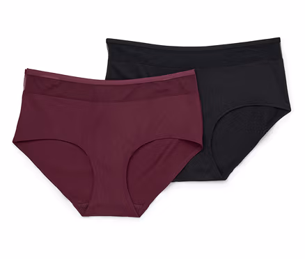 Une culotte bordeaux et une culotte noire pour femmes sont côte à côte.
