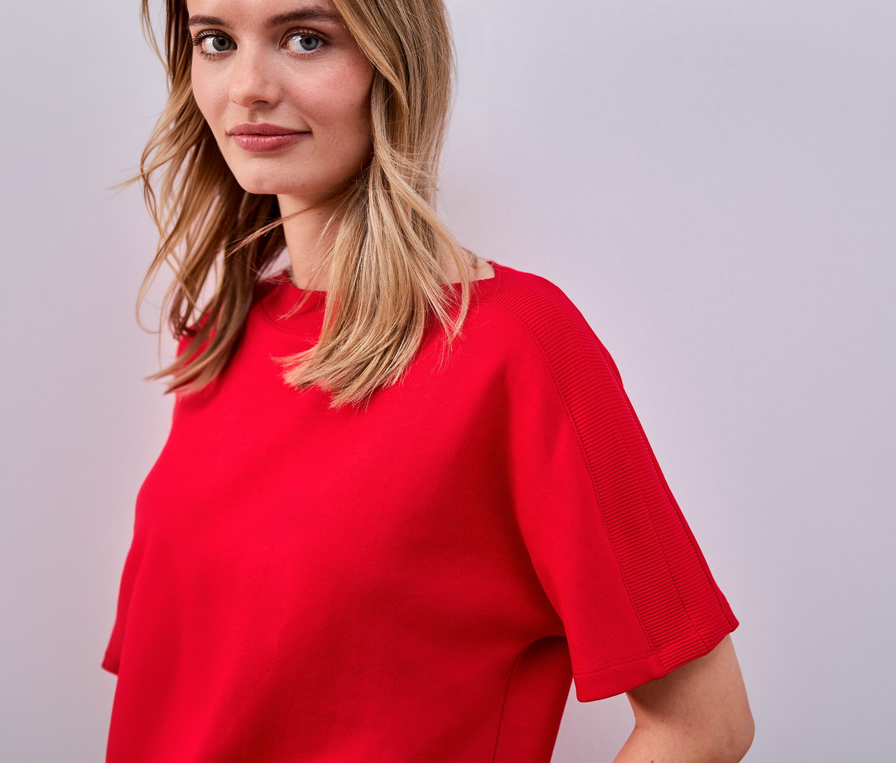 Femme portant une chemise à manches courtes rouge Street One.