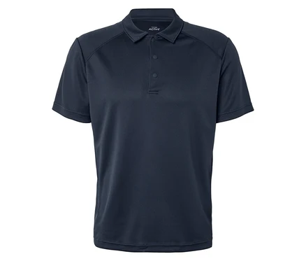 Gros plan d'un polo bleu marine à manches courtes avec trois boutons.