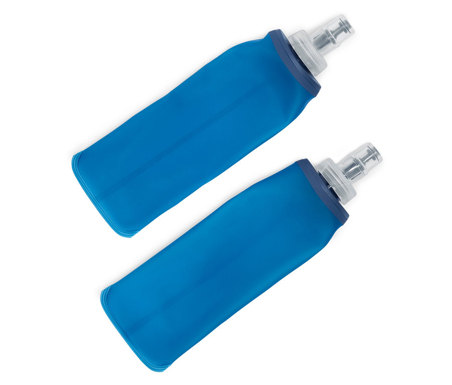 Deux bouteilles d'eau bleues réutilisables disposées en diagonale sur un fond blanc.