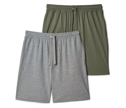 Gros plan de deux shorts, un gris et un vert olive, tous deux avec cordon de serrage.