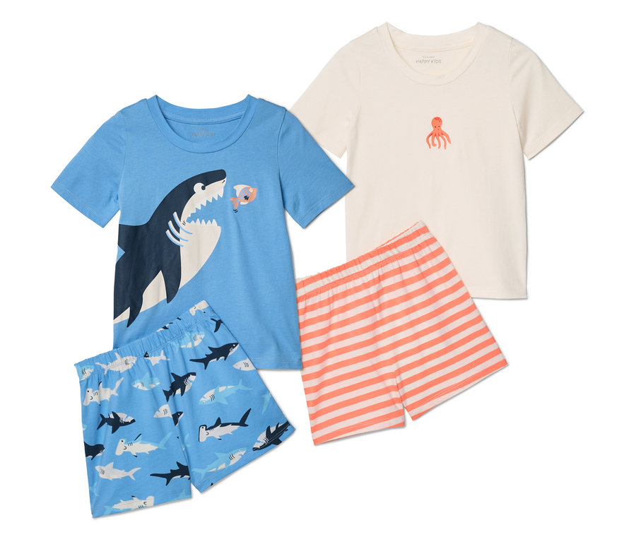 2 pyjamas shorty pour enfant, requin, comprenant un t-shirt bleu avec un requin et un short bleu avec un motif de requins, et un t-shirt blanc avec une pieuvre.