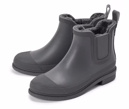 Deux bottines Chelsea en caoutchouc gris doublées sur fond blanc.