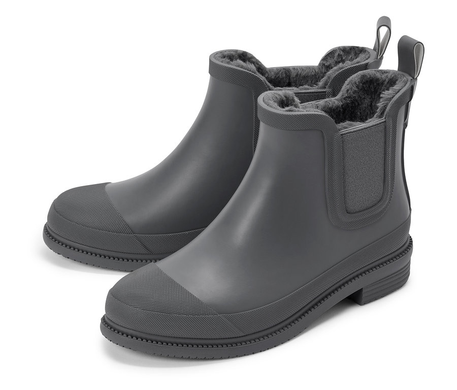 Deux bottines Chelsea en caoutchouc gris doublées sur fond blanc.