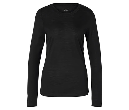 Un haut de sport noir à manches longues est posé sur un fond blanc.