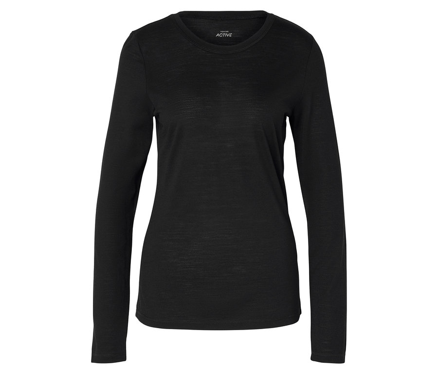 Un haut de sport noir à manches longues est posé sur un fond blanc.