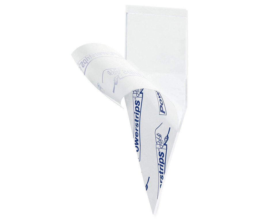 Un Powerstrip collé sur un mur blanc.