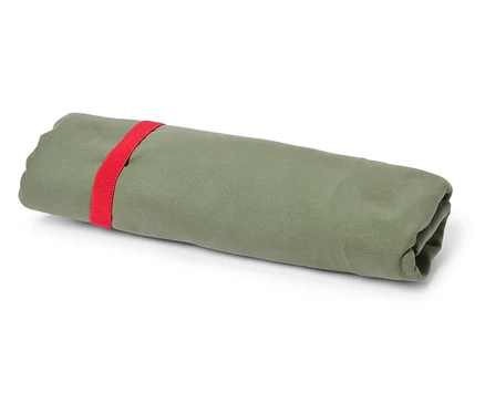 Un tissu vert olive enroulé, maintenu par un ruban rouge.