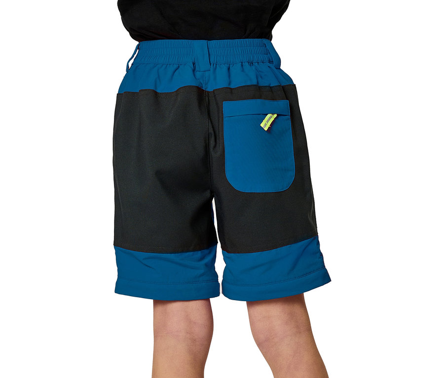Une personne porte un short bleu et noir, vue de dos.