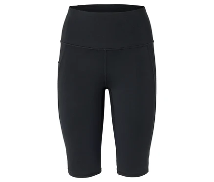 Gros plan d'un legging noir arrivant au genou sur fond blanc.