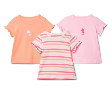 Trois t-shirts Happy Kids sont posés sur un fond blanc. Un t-shirt orange avec une méduse, un t-shirt rayé et un t-shirt rose avec un hippocampe.