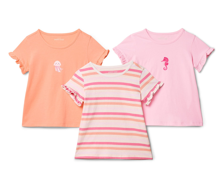 Trois t-shirts Happy Kids sont posés sur un fond blanc. Un t-shirt orange avec une méduse, un t-shirt rayé et un t-shirt rose avec un hippocampe.
