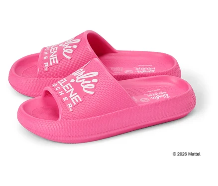 Deux claquettes roses avec l'inscription "Barbie HELENE FISCHER" sur un fond blanc.