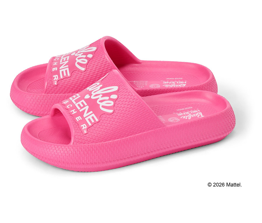 Deux claquettes roses avec l'inscription "Barbie HELENE FISCHER" sur un fond blanc.