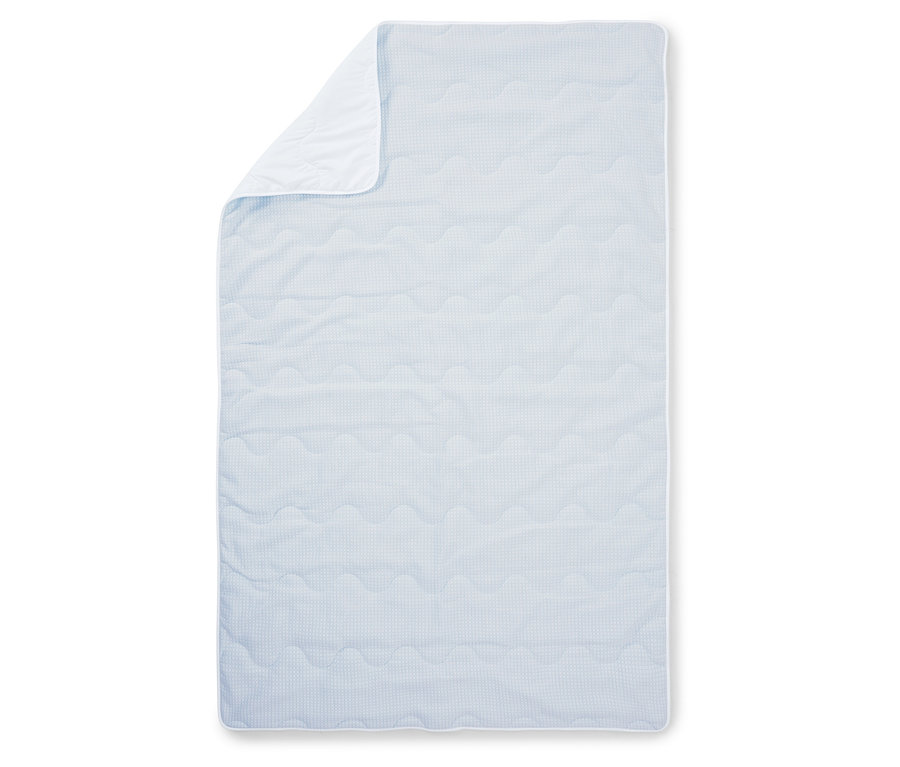 Une couverture de bébé à carreaux bleu clair et blanc est posée à plat, un coin est replié.