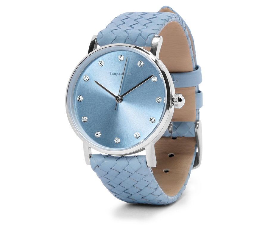 Gros plan d'une montre-bracelet avec un cadran bleu clair, un boîtier argenté et un bracelet tressé bleu clair.