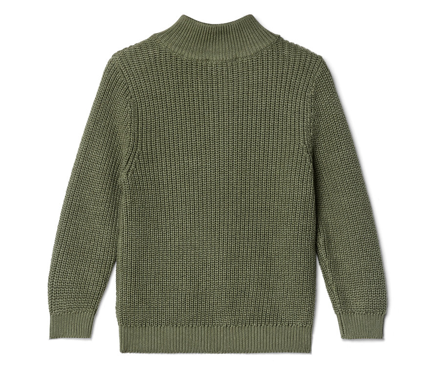 Un pull en tricot vert olive à col montant est posé sur un fond blanc.
