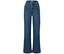 Un jean bleu à jambe droite est posé sur un fond blanc.