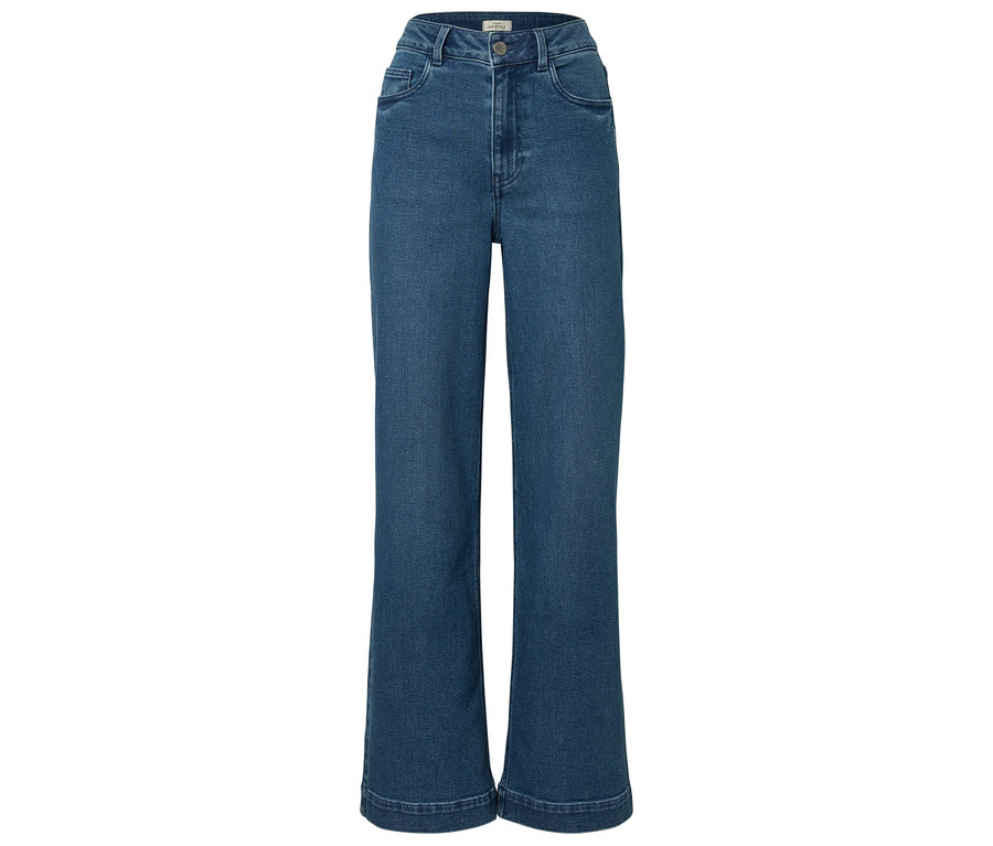 Un jean bleu à jambe droite est posé sur un fond blanc.